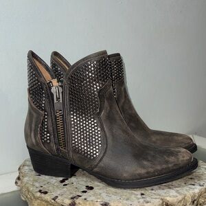 Circle G By Corral Women's LD Studs Black Leather Distressed Ankle Boot Size 9